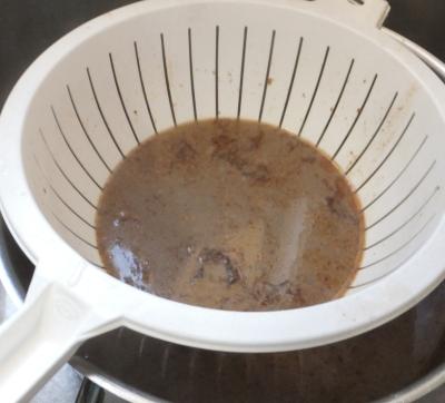 Strain the broth through a coarse sieve to remove all the larger pieces of meat and bones that you cannot pick out by yourself. Discard the bone and meat strained off.
