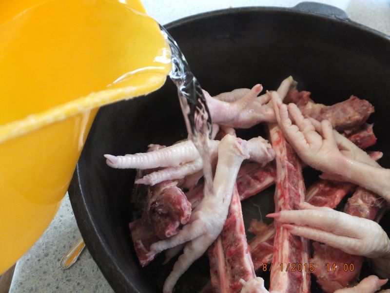 Cover the lot with water, four or five centimetres above the level of the bones. Put a lid on the pot and allow to sit for half hour.