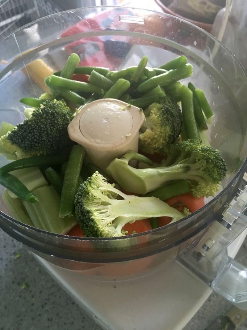 Take the carrots, celery, pineapple, green beans and broccoli and put them in a blender with the sardines.