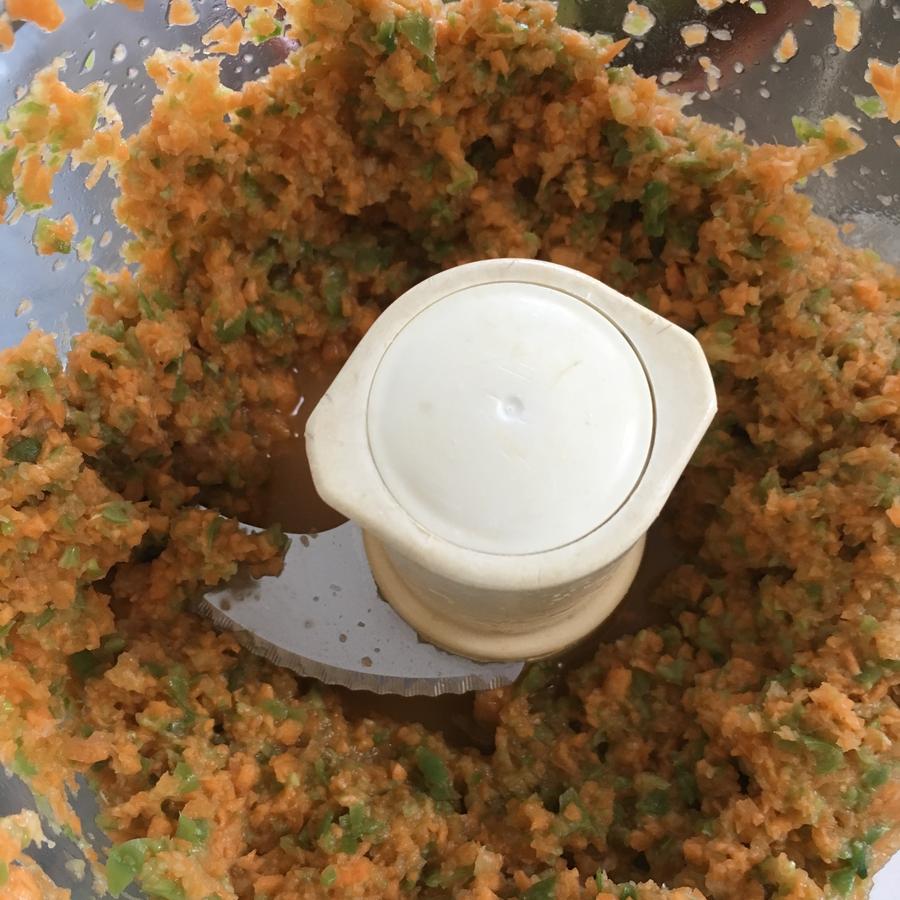 Place all vegetables and the pineapple in a blender. Chop finely.